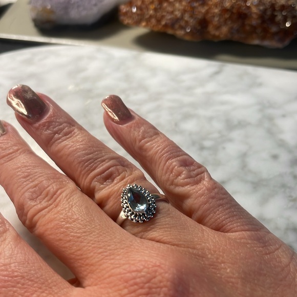 Beautiful blue topaz tear drop 925 sterling silver ring in size 7 - Picture 2 of 7